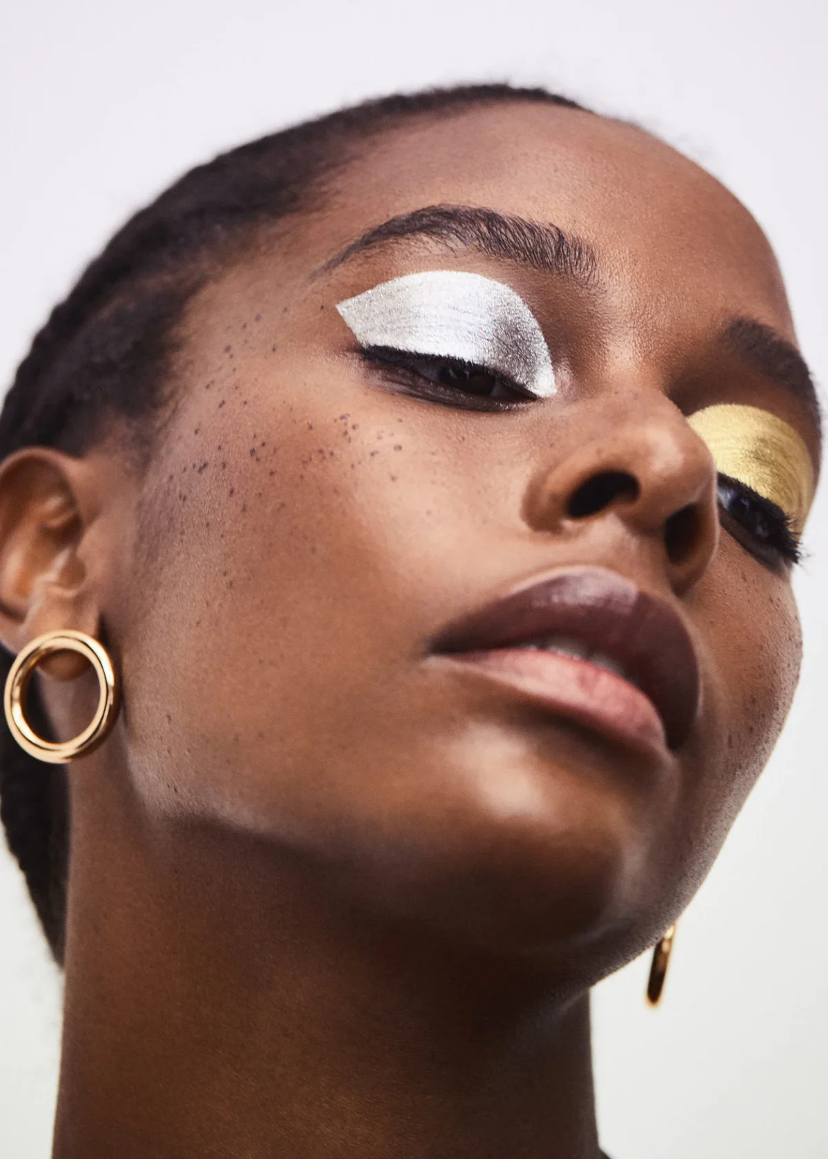 Embossed hoop earrings - Image 2