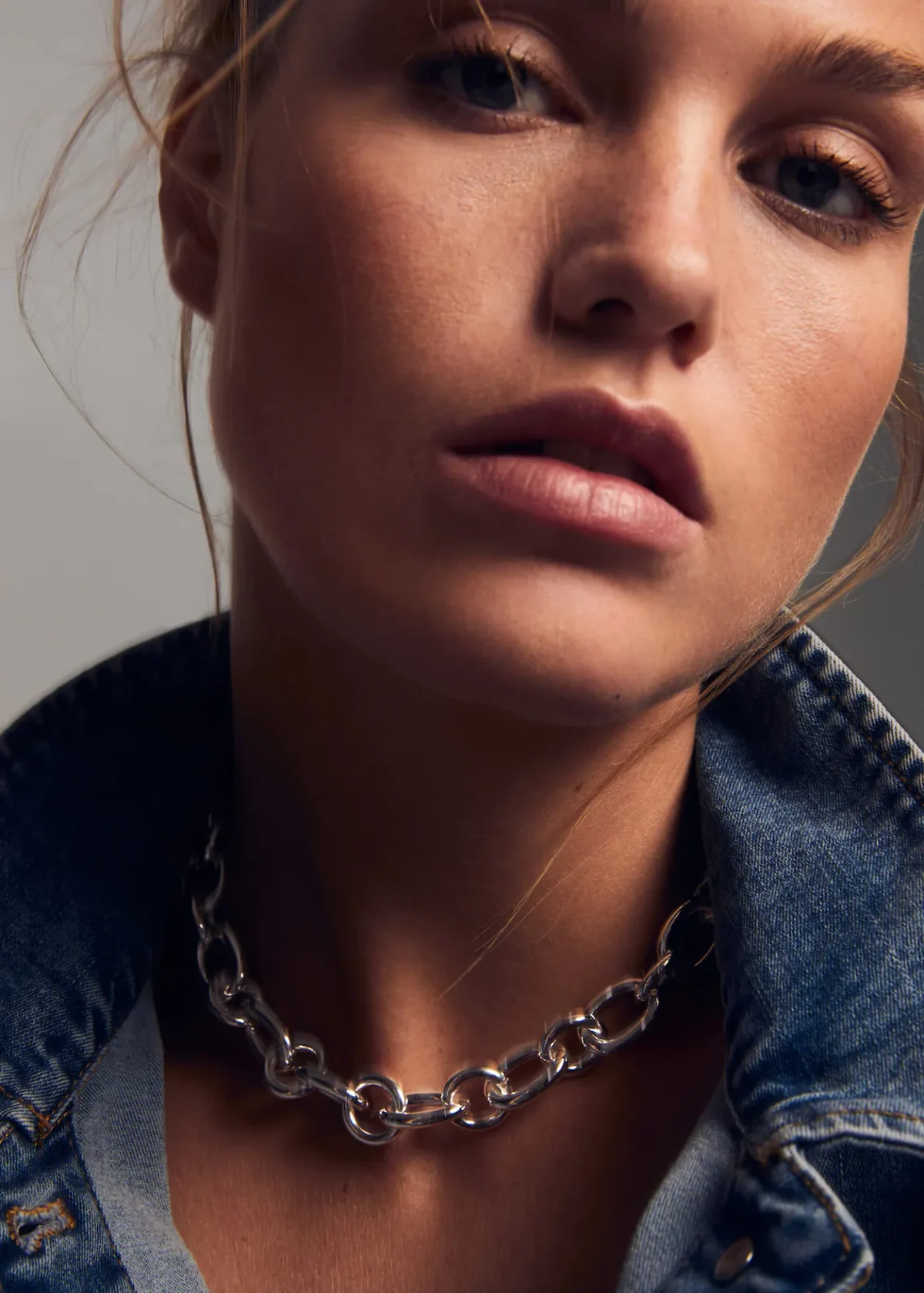 Embossed hoop earrings - Image 2